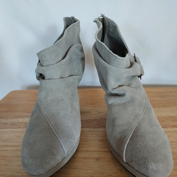 Womans Gray suede booties - Picture 1 of 6